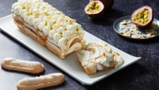 Bûche de Noël légère à la noix de coco et aux fruits de la passion