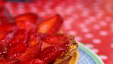 Tarte rhubarbe-curd et fraises