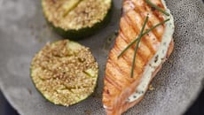 Saumon écossais Label Rouge grillé au fromage frais et à la ciboulette, courgettes au sésame