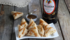 Triangles de crêpes aux pommes, sauce caramel au rhum