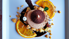 Crème au chocolat-praliné sur lit croustillant à la noisette et sa mousse à l'orange.