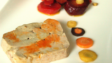 Terrine de foie gras de la mer, carottes multicolores glacées
