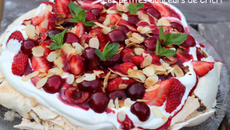 Pavlova aux fruits rouges et à la soupe de fraise Andros