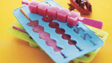 Sucettes glacées au sirop de grenade maison