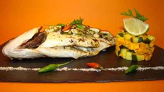 Daurade au sel épices jamaïcaines cuite au four, poêlée de courgette et patate douce au curry