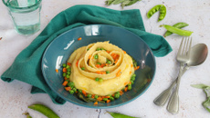 Raviole géante au beurre de sauge, carottes et petits pois