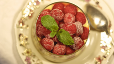 Flan à l'orange et framboises fraîches