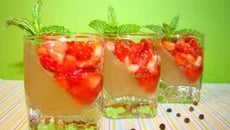 Mini verrines épicées : gelée de rhubarbe vanillée, et tartre de fraise au poivre Malabar