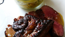 Magret et foie gras fumés au café, courgettes et ail de Lomagne comme un risotto, sauce à l'orange / cardamome