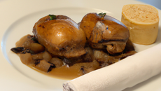 Caille rôtie en deux temps et sa pastillas au foie gras.