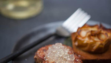 Foie gras poêlé, caviar de Floc de Gascogne et pommes au four aux chips d'ail blanc de Lomagne
