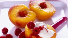 Pêches aux petits suisses et framboises