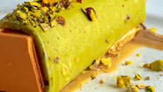Bûche au caramel au beurre salé et pistache