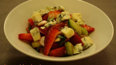 Salade avec Fraise et Fourme d'ambert