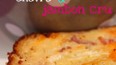 Cake aux abricots, chèvre, jambon et noisettes