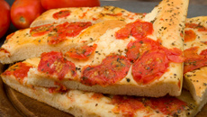 Focaccia aux tomates, fromage et origan