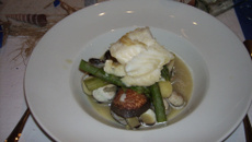 Dos de cabillaud rôti, nage de coquillages au safran, petits légumes