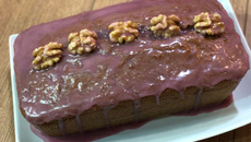 Cake parfumé au vin rouge et glaçage aux noix