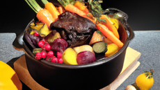 Joue de bœuf braisée bourgeoise, cocotte de légumes et fruits d'automne