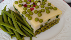 Cake vert au basilic garni de petits pois, haricots verts et surimi