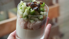 Panna cotta d'asperges, fromage de chèvre au saumon, tartare de grany smith, chips de radis