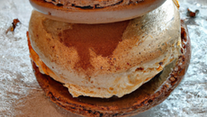 Un gros macaron café  sur une glace pain d'épices, miel marbré de moka