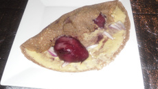 Crêpe au sarrasin à la poire au vin cuite au vin rouge et une béchamel légère au roquefort