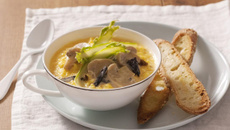 Brouillade d'œufs aux Champignons de Paris à la crème fraiche, Trompettes de la mort, Morilles, asperges et mouillettes de pain