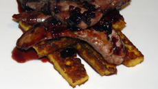 Aiguillettes de canard, poêlée de cerise et polenta croustillante