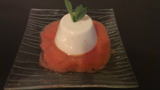 Panna-cotta au chèvre et coulis de tomates à la menthe