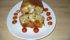 Cake au poulet , tomate cerise et noix de cajou