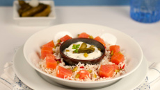 Méli-mélo de riz basmati au saumon, sauce au fromage blanc et aux cornichons