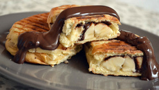 Pain brioché chocolat-banane comme des paninis