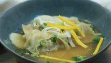 Tteok Manduguk ou Soupe Coréenne aux raviolis et pâte de riz