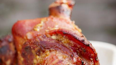 Jarret de porc fermier braisé au genièvre et polenta moelleuse