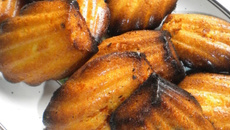 Madeleine chorizo, chèvre et tapenade