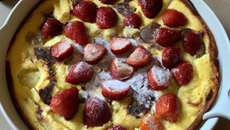 Clafoutis aux fraises et chocolat blanc