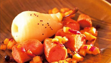 Saucisses de Francfort aux poires, pommes, oignons