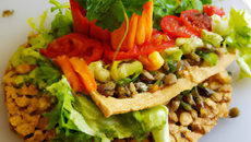 Brunch végétarien, mille-feuilles de céréales croustillantes aux crudités