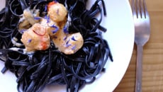 Pâtes noires aux Saint-Jacques et au safran