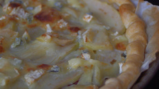 Tarte à la viande de grison, poire et bleu