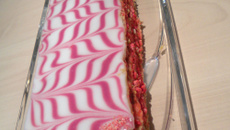 Mille-feuilles aux fraises et pralines roses