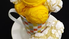 Crème glacée à la mangue et craquelés à l'amande au cottage cheese