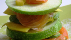 Mille-feuilles pomme verte, avocat, mangue et saumon fumé