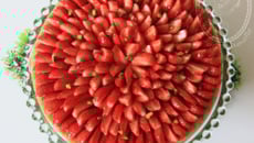 Tarte aux fraises, crème d'amande et pistaches torréfiées