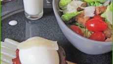 Asperges poêlées, œuf mollet sur pancetta grillée, sauce et salade parmesan