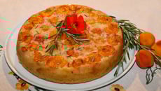 Gâteau renversé aux abricots, romarin, miel et amaretto