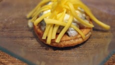 Tartelettes au chutney pommes-oignon-cannelle et à la moutarde AMORA