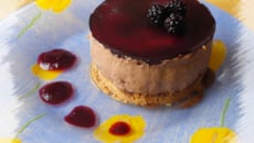 Entremet croquant praliné, mousse chocolat et miroir de mûres