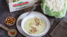 Velouté de chou-fleur au bacon et noisettes torréfiées